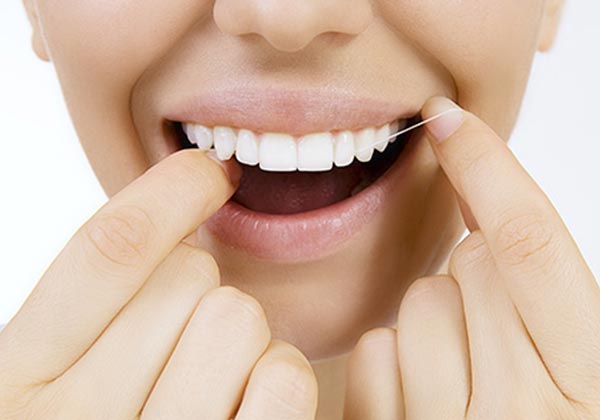 Zahnreinigung Zahnseide